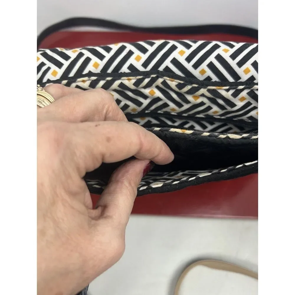 Vera‎ Bradley Iconic Quilted Messenger Bag Black Pattern Lining